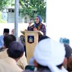 Wakil Ketua DPR RI Koordinator Bidang Ekonomi dan Keuangan Sari Yuliati saat menyerahkan bantuan
