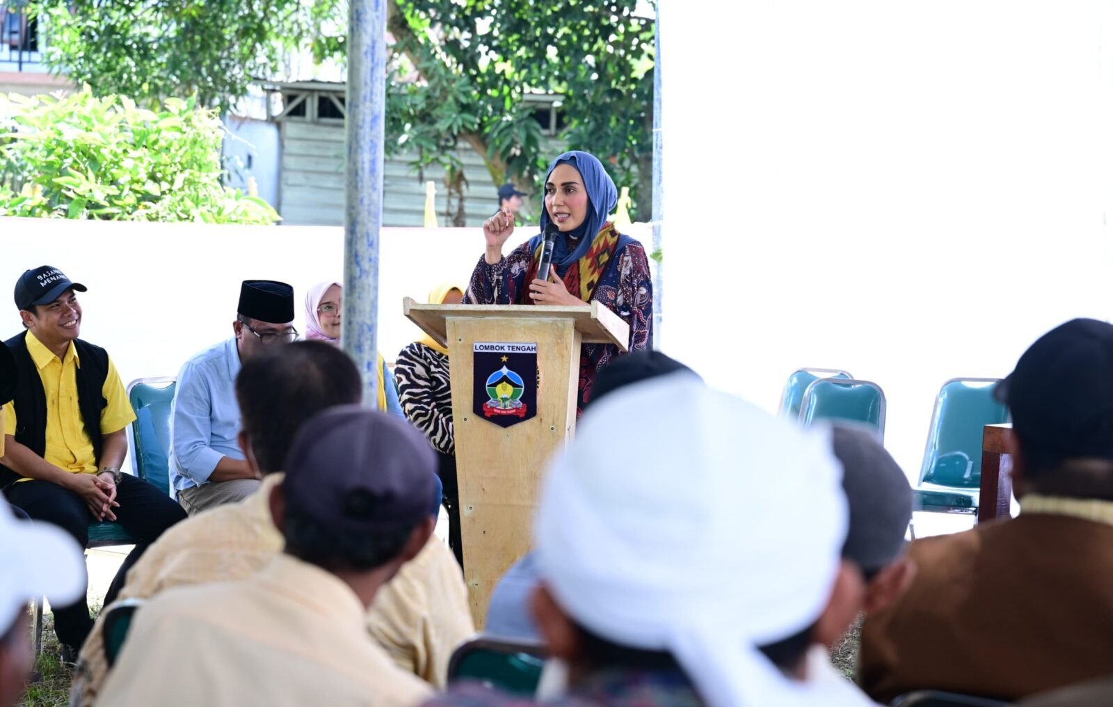 Wakil Ketua DPR RI Koordinator Bidang Ekonomi dan Keuangan Sari Yuliati saat menyerahkan bantuan