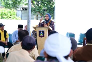 Wakil Ketua DPR RI Koordinator Bidang Ekonomi dan Keuangan Sari Yuliati saat menyerahkan bantuan