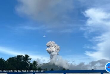 Aktivitas Gunung Dukono di Halmahera Utara, Maluku Utara