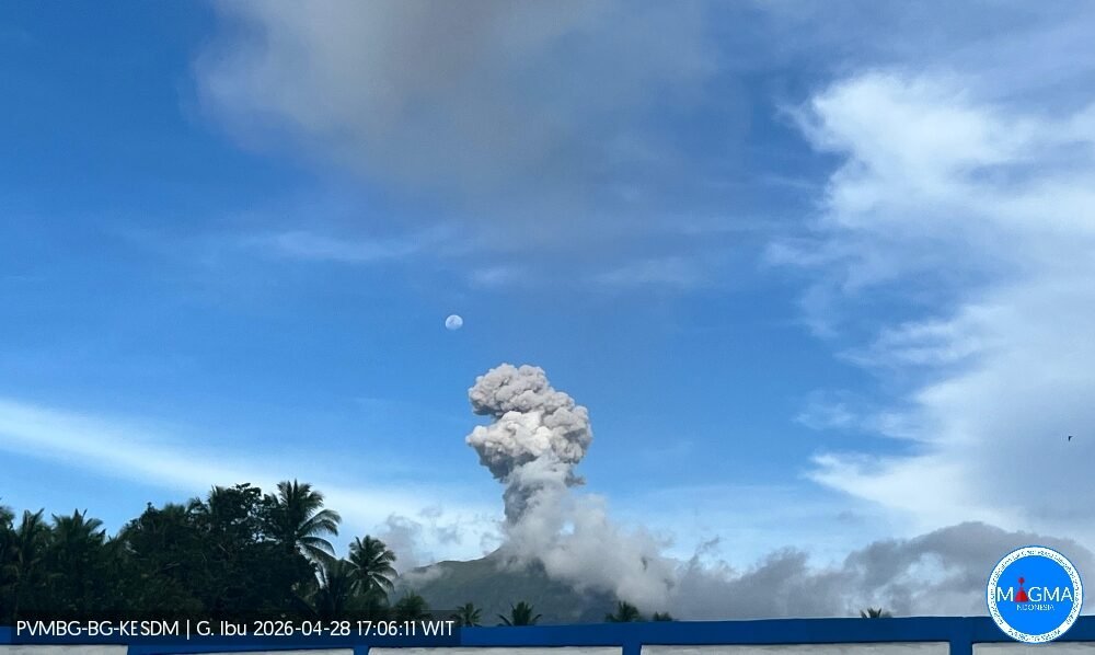 Aktivitas Gunung Dukono di Halmahera Utara, Maluku Utara